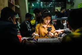 在深夜直播间“赌石”，韭菜们比翡翠还绿图片