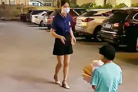 广东一男子为何捧着鲜花跪向洗脚妹？图片