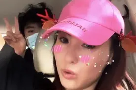 张柏芝晒俩儿子合照，长子有胡须没笑容显沧桑，不像弟弟天真烂漫图片