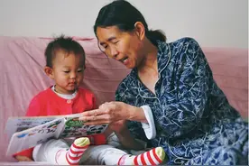 家里的四位老人哪个更疼爱孩子？心理学家给出的排序，你认同吗图片