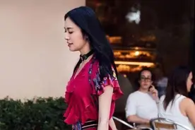 姚晨的时尚让人看不懂，长筒靴藏裙子里当裤子穿，别说还挺时髦的图片