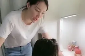 广东一妈妈辅导女儿写作业被气疯，爸爸也被骂，女儿在一旁却乐了图片