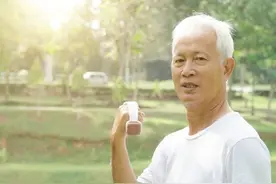 63岁大爷自诉：晚年只搭伙不领证，我怕外地人想蹭我的上海户口图片