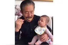 爷爷偷吃零食，被1岁孙子发现，祖孙“大战”开始，画面超暖心图片