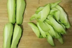 这瓜是水果也是蔬菜，天冷这样做，脆甜爽口还多汁，胖人适合吃图片