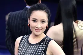 孙宁真有“少奶奶”气质，穿拼接背心裙身材挺高级，盘发好优雅图片