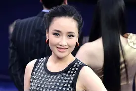 孙宁真有“少奶奶”气质，穿拼接背心裙身材挺高级，盘发好优雅图片
