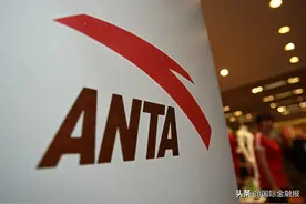 安踏遇到“烦心事”！主品牌收入被收购的FILA超了！调整零售模式，想要转型直营图片