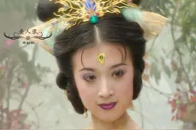 从"孔雀公主"到豪门阔太，踢走袁立后奉子上位的金巧巧，今怎样？图片