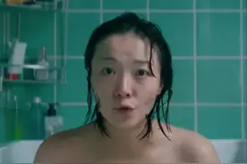 25分钟，她当着镜头把衣服一件件脱干净，只为表达中国女性困境图片