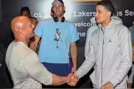 普通人身材跟NBA球星差距大吗？看了强森跟球星的合影 你就懂图片