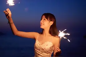 迪丽热巴海边写真 手拿仙女棒，真是人间尤物。赶快拿去做壁纸吧图片