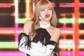 原来腿并不是“越直越美”，看到Lisa的“引号腿”，你会懂叫心动图片