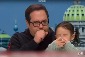 武汉返美男子上节目咳不停，还与女儿喝同一瓶水！网友炸了...图片