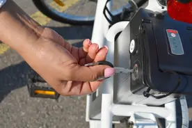 电动车一充电就满，一用就掉3格电是什么原因？告诉你真实答案图片