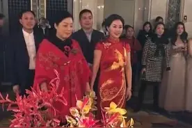儿子大婚，50多岁老妈和岳母站一起，丈母娘表示很受伤图片
