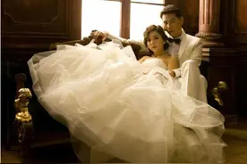 女星用厨房剪刀给妈妈理发，意外曝光豪宅内景，妈妈表情耐人寻味图片