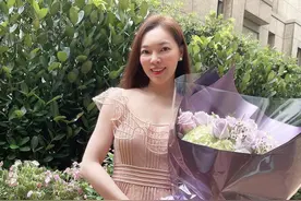 富士康老板娘庆花边婚，坐71岁郭台铭怀里撒娇，他满脸老年斑抢镜图片