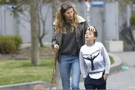 最会赚钱超模吉娘娘，一件夹克穿四次，小白鞋挡不住T台霸气范儿图片