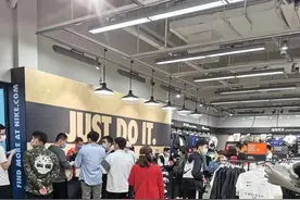 Nike最新广告语太嚣张！专卖店挤满人股价狂飙，李宁排长队活久见图片