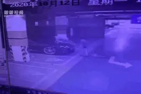 福州一停车场内，俩孩子把几百万豪车当滑滑梯，损失80万元图片