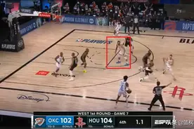 亚当斯空位不传，发球失误输掉比赛，球员们赛后质疑：早该传了图片