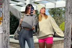 超模海莉和老公约会穿得又美又撩人！黑色大衣配皮裙，气场全开图片