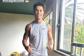 狂野蓬蓬头上线！C罗叒换新发型，再秀恐怖肌肉群35岁才放飞自我图片