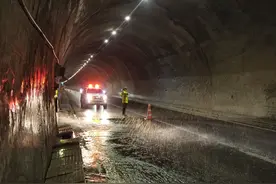 强降雨致沪蓉高速巫山摩天岭隧道出现涌水 仅一条车道可通行图片
