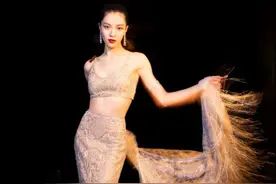 倪妮比美对手出现了！全身擦粉瘦到露骨，却艳压全场成新晋毯星？图片