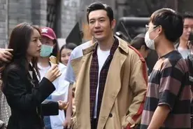 宽窄巷子拍戏被偶遇！黄晓明新剧成功去油，增高神器却成全场亮点图片