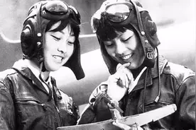 新中国第一代女飞行员，嫁原国民党军机长，朱老总手书：努力学习图片