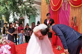 东北姑娘无条件嫁给四川帅小伙，姑父主动买房和8万8彩礼：不辜负图片