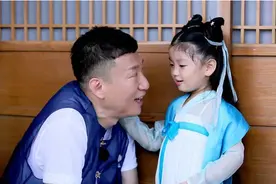 奶爸孙红雷晒3岁女儿照片，小家伙举手呆萌比耶，背影超可爱图片