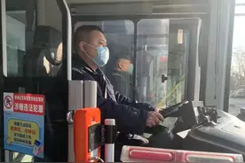 心系乘客 公交驾驶员热情服务暖心人图片