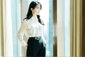 刘亦菲太敢穿，带土橙色西装去度假，搭配职业装御姐范十足图片