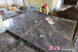 【我们都是劳动者】装修工人坚永：“贴”出来的幸福生活图片