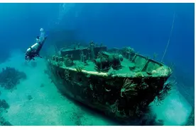 这位大副因为海难，发现幽灵船，船上一本航海日志破解幽灵船之谜图片