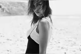 维密超模私人写真曝光！超短上衣配黑丝野性十足，长腿蜂腰超吸睛图片