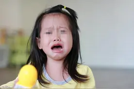 爸爸，为什么爷爷打我你不保护我呢？女儿一句话，让爸爸泪流满面图片