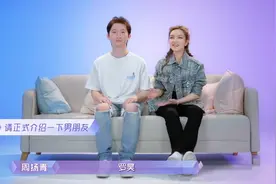 周扬青的北京独栋别墅，回型客厅紧靠中庭院子，当之无愧白富美图片