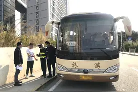 这部旅游包车偷偷异地营运？厦门北站被查获图片