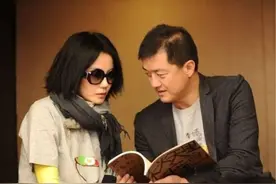 别再说李亚鹏落魄，羽泉合体为其庆生，王学兵罕见露面并唱歌助兴图片