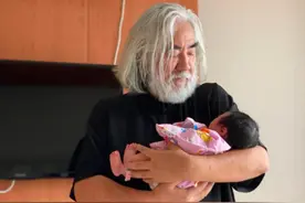 69岁张纪中怀抱小女儿，离婚2次，终成小31岁娇妻的模范丈夫图片