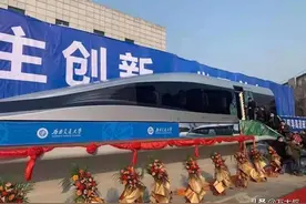我国造出世界首条高温超导磁悬浮列车，时速620公里，堪比飞机图片