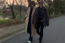 马伊琍探班刘孜，两人素颜挽手散步尽显闺蜜情深，马司令长腿优越图片