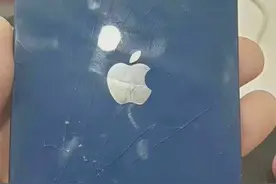 iPhone 13首摔如期而至，暴露致命问题：后盖沾指纹非常严重图片