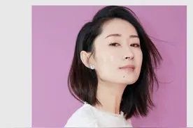 刘敏涛的时尚太大胆，鲜艳红、芥末绿统统拿下，穿起少女风更霸气图片