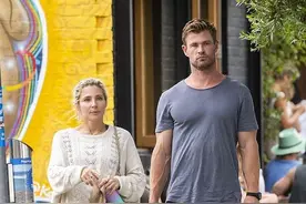 37岁雷神与大7岁妻子外出，赤足有个性，肌肉健硕快撑爆衣服图片