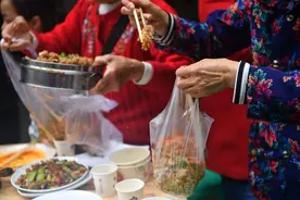 喜宴上，老人给没来的外孙打包甜点，同行孙子：干嘛藏着不让吃？图片